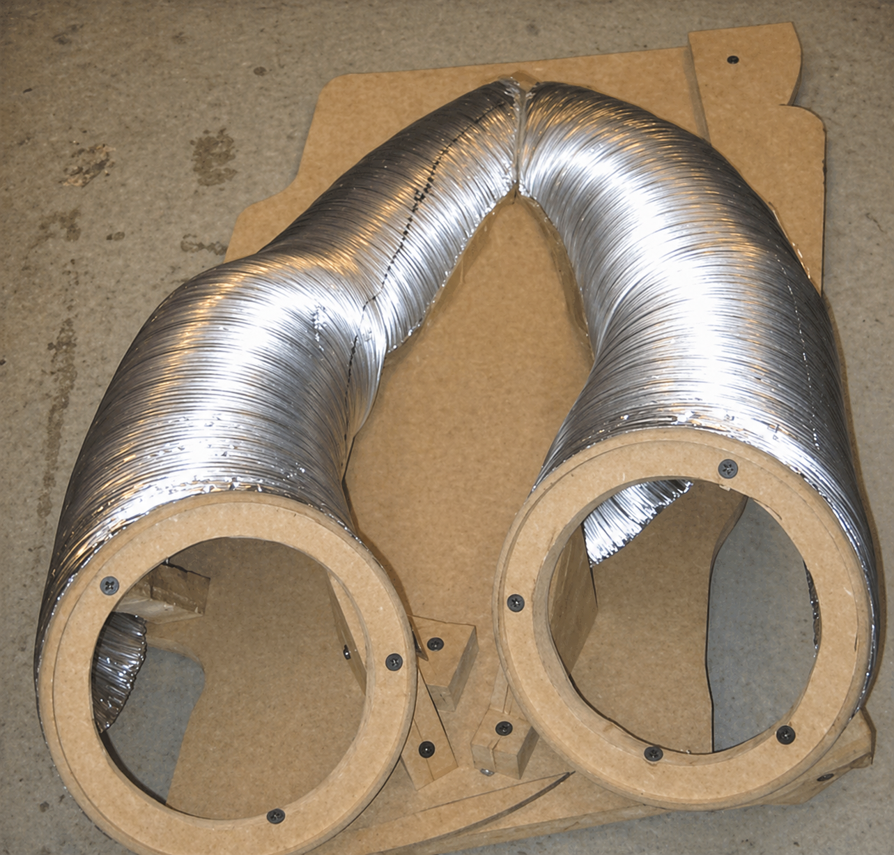 Aluminiumsforing. Lavt resonans-tap mellom høyttalerne og kabinettet.