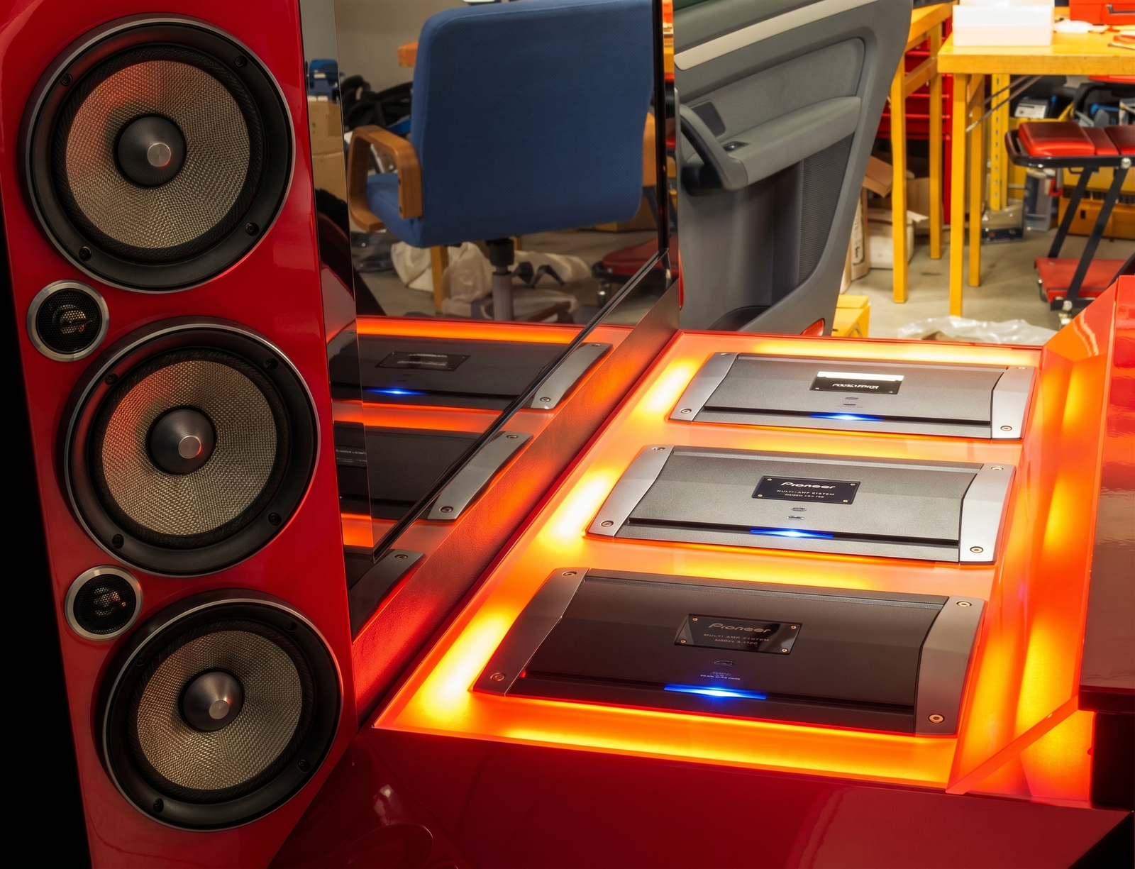Forsterker-rack med ambient belysning.